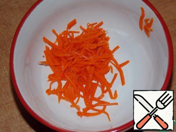 Cut the carrots in Korean.