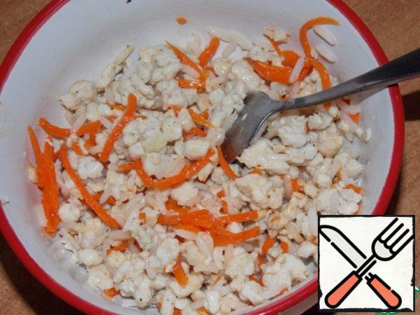 Fry the minced chicken in vegetable oil until ready, add it to the carrots and rice to cool.
Add salt and pepper to taste.
