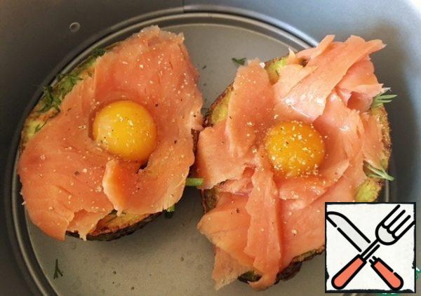 Put the fish on top of the dill and carefully lay out the quail egg. Salt. Pepper. You can lightly sprinkle with nutmeg. Place in the preheated oven for about 5-7 minutes. Until the eggs are ready.