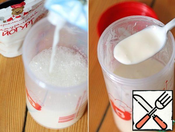 pour the milk at room temperature, shake well and put it in a thermos filled with boiling water. Leave for 6-10 hours and get the most tender fresh yogurt! Put them in the refrigerator for a few hours.