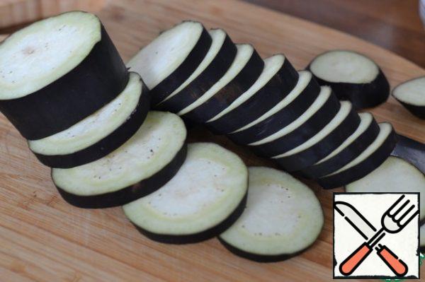 Do not clean the eggplant. Cut into circles.