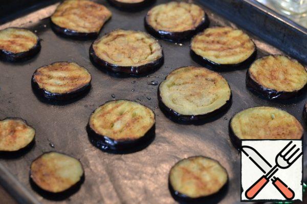 In a frying pan, fry the eggplant in sunflower oil until brown. About 3 minutes.
Spread the fried circles on the prepared baking sheet, stepping away from each other.