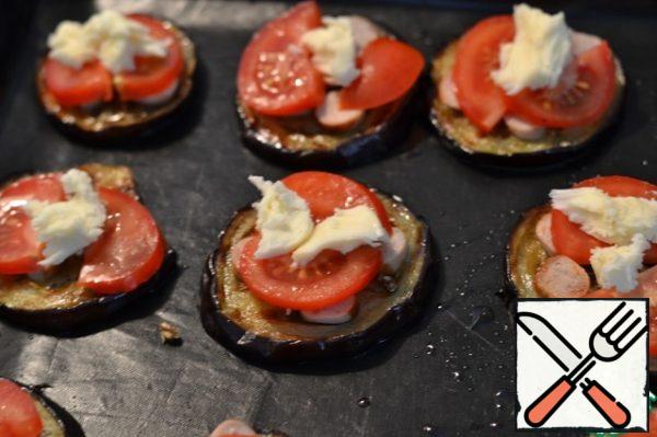 Put sausage, tomatoes and mozzarella on each circle.
Bake in the oven at 190 deg. 10 minutes.