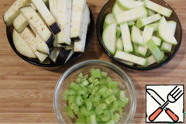 Wash the zucchini, eggplant and celery stalk and dry.
Cut the zucchini and eggplant first into rings, and then into cubes, do not peel the skin!!!
Chop the celery stalk with plates.