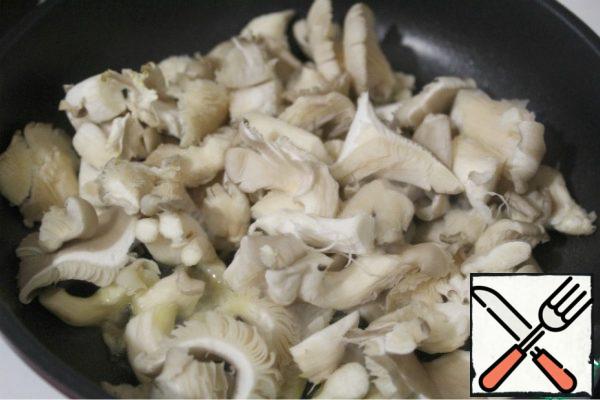 Cut and fry oyster mushrooms in 2 tablespoons of vegetable oil over high heat.