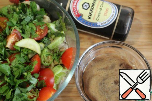 For the sauce, mix soy sauce, balsamic, 2 tbsp vegetable oil, wine vinegar and honey to taste.
Hot oyster mushrooms spread in the vegetables and pour the sauce, add chopped herbs, chili rings to taste and cherry tomatoes, mix.