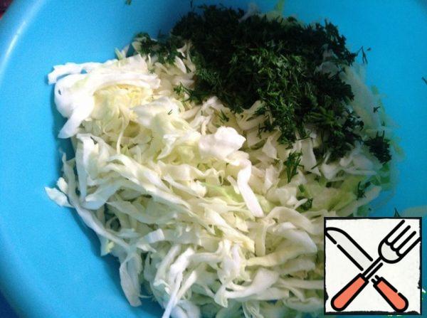 Young shred cabbage and mash with your hands.
Dill chop.
