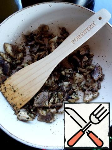 Fry the mushrooms for 3-5 minutes.