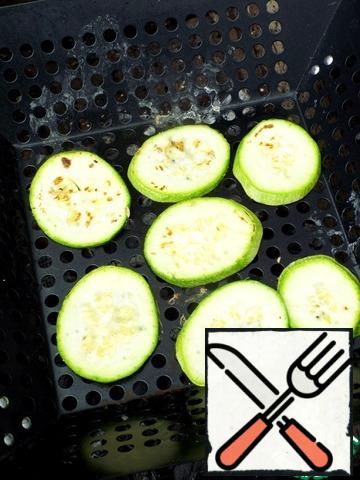 Grease the grill with oil. Lay out the zucchini. Fry at moderate heat until soft, turning several times.