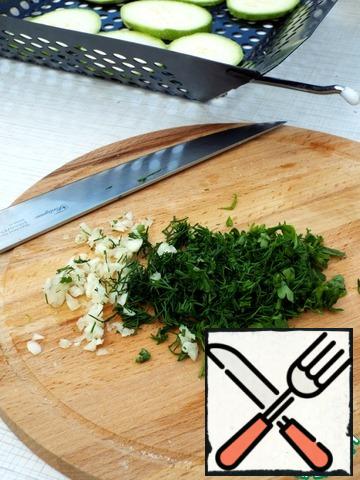 Chop the herbs and garlic into small pieces.