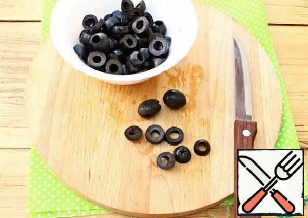 Cut the olives into rings. 