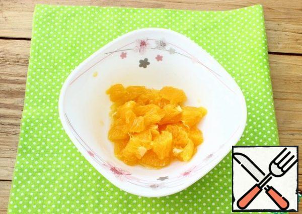 Peel the oranges. Put the slices on a plate and remove the film from them. Cut the peeled slices into medium pieces. We will add the juice that will remain on the plate after the peeling process to the dressing.