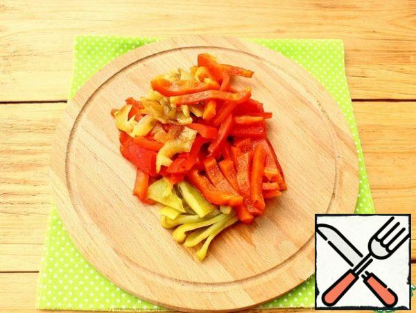Remove the peppers from the skewers, put them in a bag or in a tightly closed container and leave for 15 minutes.