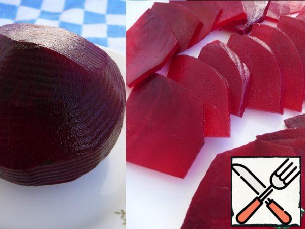 Boil the beets (I have baked), peel and cut into slices or circles.
