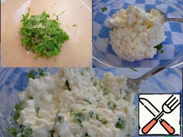 Finely chop the parsley, add garlic powder, black pepper, cottage cheese, and a little salt. Stir.