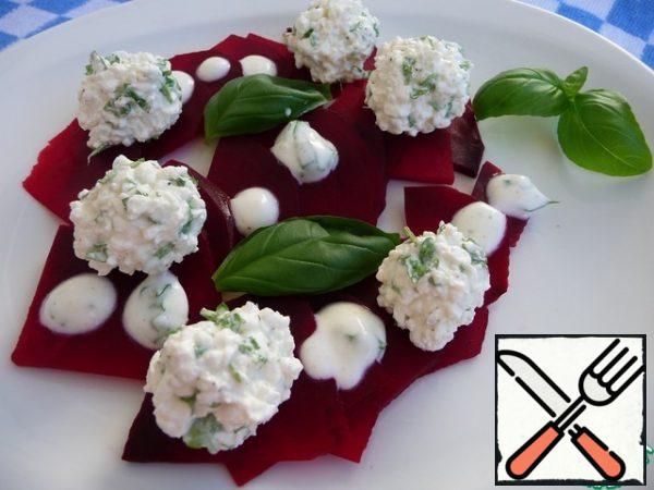 Put cottage cheese with spices in the form of balls on the beetroot, or you can just spread a layer. Pour over the sauce.