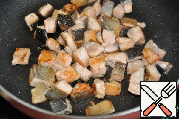 Fry pieces of fish over medium heat so that they are browned on all sides.  The total time is 5 minutes, do not overdry.
 Place the fish pieces on a paper towel to remove excess oil and let cool.