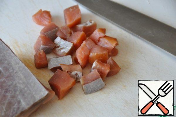 We take any smoked or lightly salted salmon fish, I have chum salmon.
Fillet and cut into small cubes about 1 cm in size.
The ratio of fried fish and salted (smoked) should be 4 to 1.