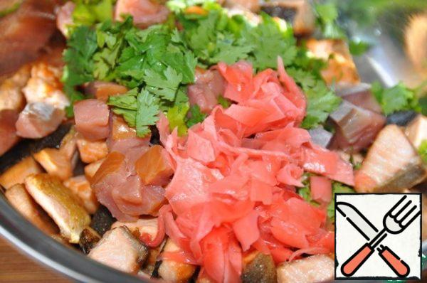 Put chilled fried fish, smoked fish, chopped pickled ginger and cilantro in a bowl.