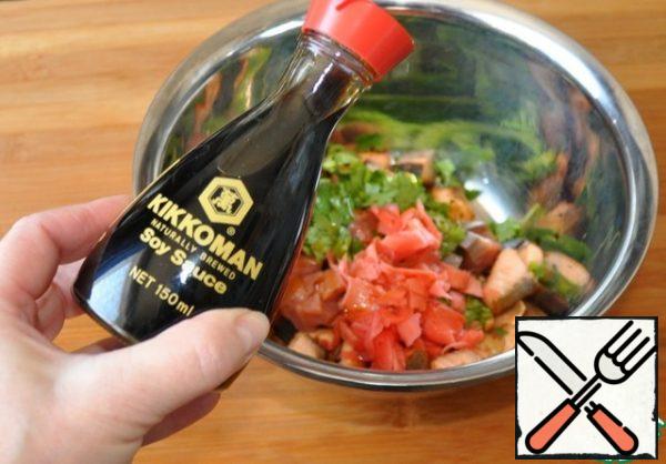Season the salad with odorless vegetable oil and soy sauce.