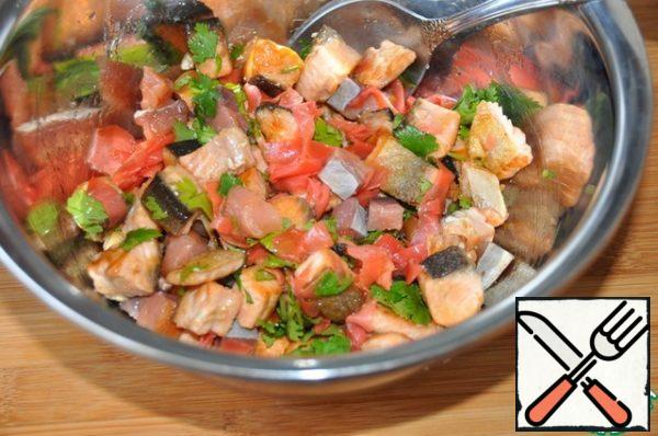 Gently mix the salad so as not to crush the fried fish pieces.