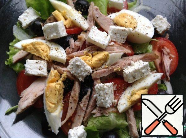 Top with cheese cut into small cubes.  Season the salad with salt and pepper mixture.  Drizzle with lemon juice and vegetable oil.