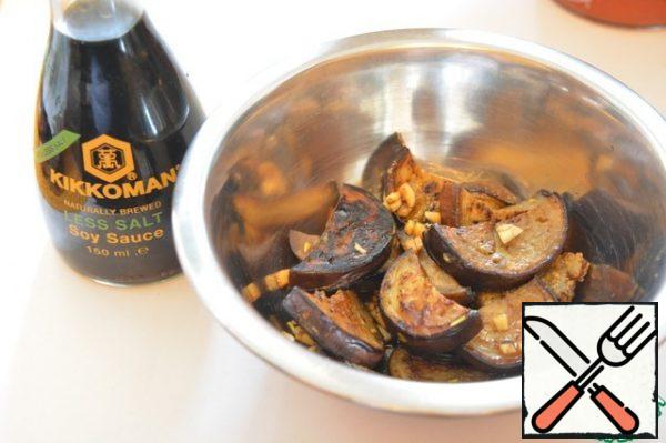 Chop the garlic, add to the fried eggplant, add the soy sauce and oyster sauce, mix and cool completely. In this form, eggplants can be stored in the refrigerator in a container for up to 1 week.