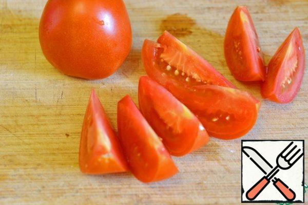 Cut the tomato into slices.