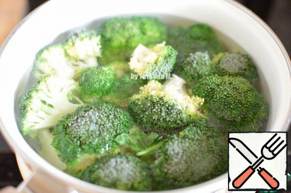 Break the broccoli into inflorescences, cut the stalk and boil for 5 minutes at a boil;
Drain the water;