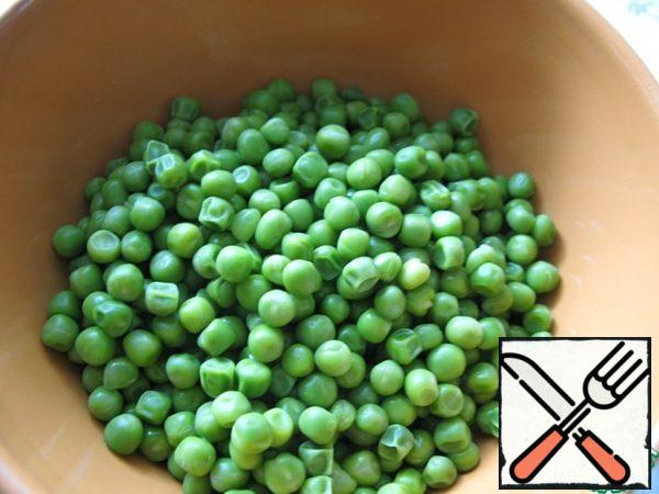 Everything is extremely simple!
Blanch the green peas.