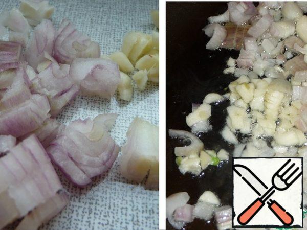 Chop the onion and garlic and fry over low heat in a small amount of oil for a couple of minutes.