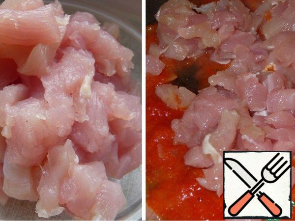 Cut the Turkey fillet into small pieces and add it to the pan with the sauce.