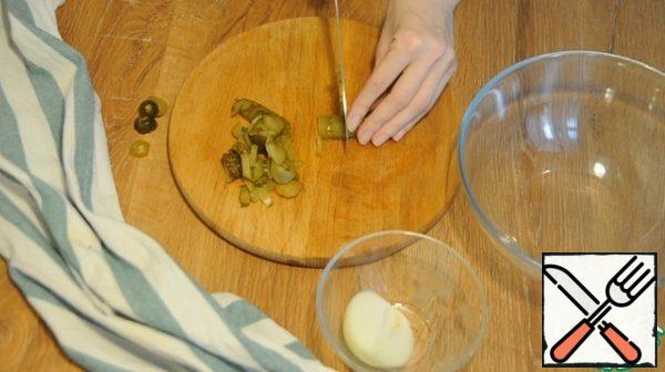 Cut the cucumbers into strips.