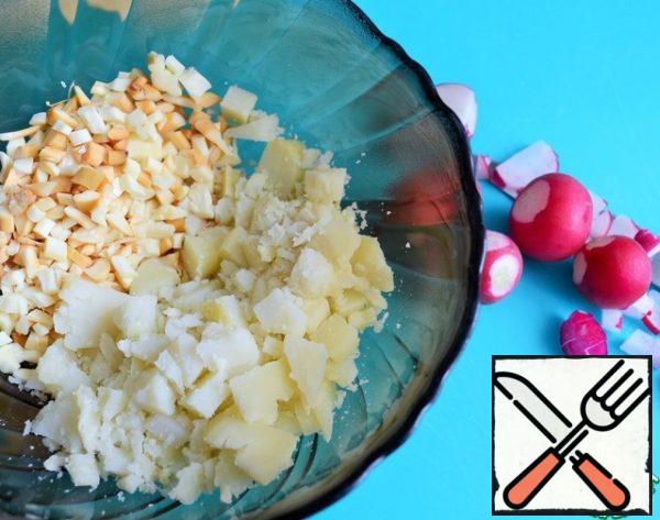 Cut into dice the potatoes,
finely chop the string cheese.
Put in a salad bowl.