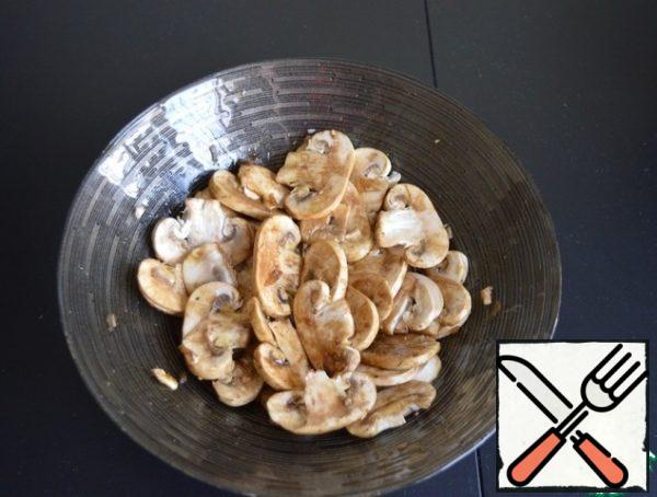 Mix the mushrooms with the dressing. Here already to taste. If you like the taste of raw mushrooms, the salad can be prepared immediately. If you like marinated mushrooms, let them stand for 15-20 minutes. For then in the salad with arugula, they will no longer be able to marinate well. I prefer the first option.
