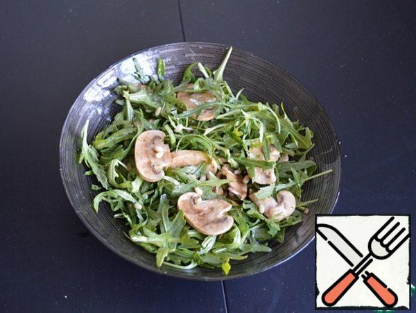 That's all. Mix arugula with mushrooms, sprinkle with nuts. Salad is ready. In my original version, there was also a fine Belgian cheese with a truffle flavor and truffle oil. But these products are not always in the refrigerator. Or rather, they are rare overseas visitors. We'll cook without them. And so very tasty!