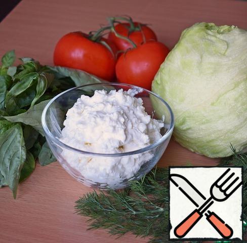 Set of products.
In General, I like cottage cheese in salads in combination with onions. But you can't always afford to eat onions during the day ;) Therefore, for this salad, I have chosen the ingredients so that the taste is bright, and the freshness of the breath does not suffer)))
I suggest using a juicy and crunchy salad, best of all - iceberg or frillis.