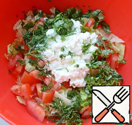 Everything is simple: wash the vegetables and herbs, dry them, and cut them.
Add the cottage cheese, salt, ground black pepper.