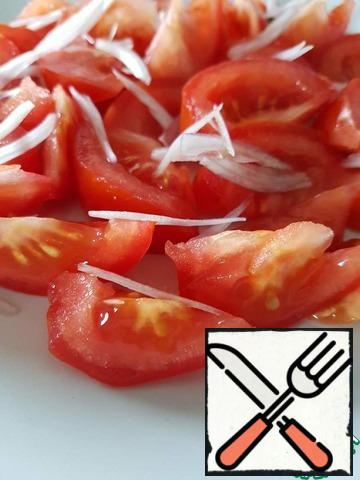 Tomatoes cut into slices, shallots thin feathers.