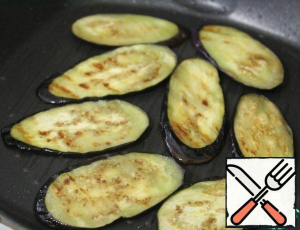 Blot the eggplants with a paper towel and fry on the grill pan on both sides.