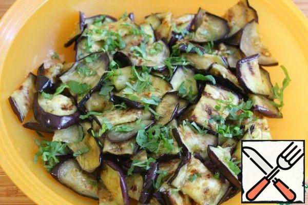 Finely chop the mint and sprinkle with eggplant.
Add black pepper.