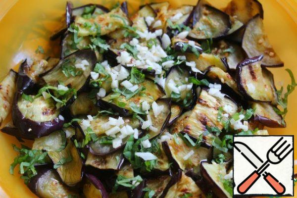 Cut the garlic as small as possible and pour it into the eggplant.