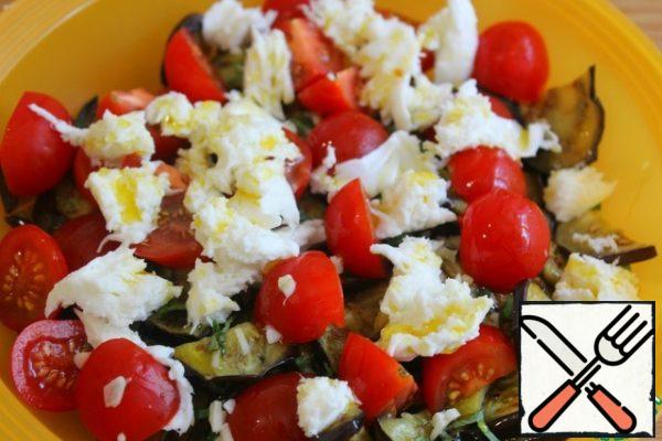 Tear up the mozzarella and add it to the eggplant.
Add the cherries, cut in half.
Pour over the olive oil. Stir.
Adjust the taste.
Put in the refrigerator for an hour.