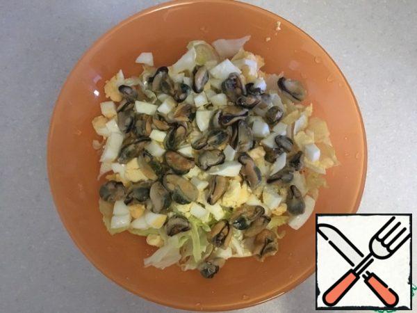 Put the cooked mussels in the dish.