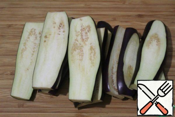 Cut the eggplant into strips lengthwise, at least 0.5 cm thick. Add a little salt and put in the microwave for 4 minutes.
Thus, eggplants will not absorb a lot of oil when roasting.
After the signal to get and dry.