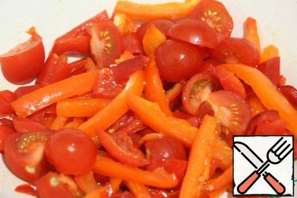 Spread the pepper in a container (leave the oil in the pan after frying), cut the tomato into cubes on the pepper - I had cherries.