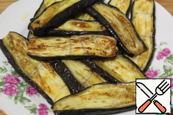 Fry the eggplants until browned on both sides. If necessary, add another 1 tbsp of oil.