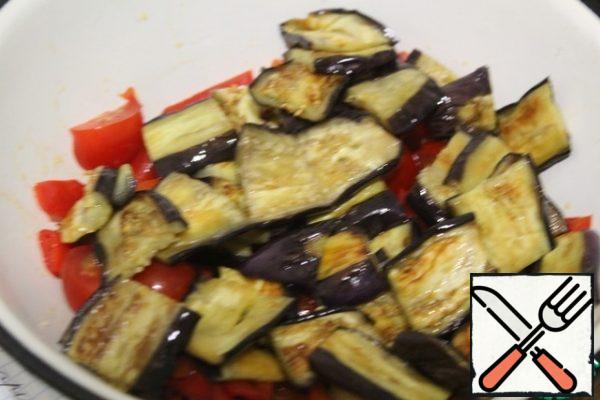 Cut the eggplant into large pieces across.