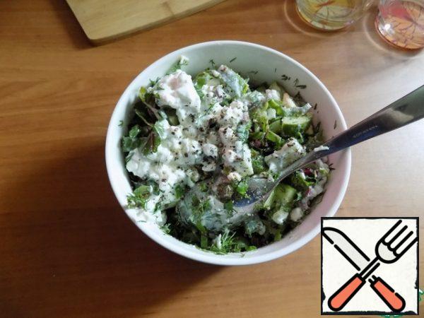 Mix the salad in a salad bowl.