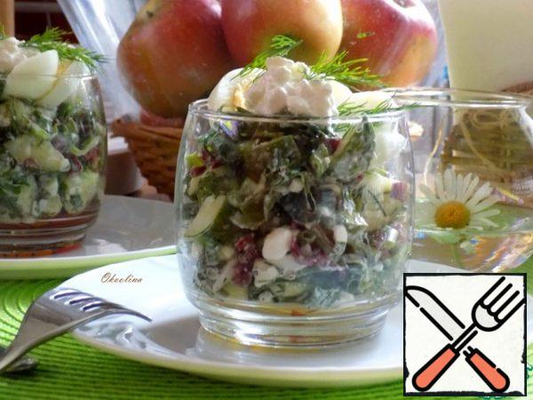 I will serve the salad in glasses to each separately. Spread the salad in veryny. Top with eggs in circles and a spoonful of grainy cottage cheese, decorate with dill, pepper if desired with freshly ground black pepper.